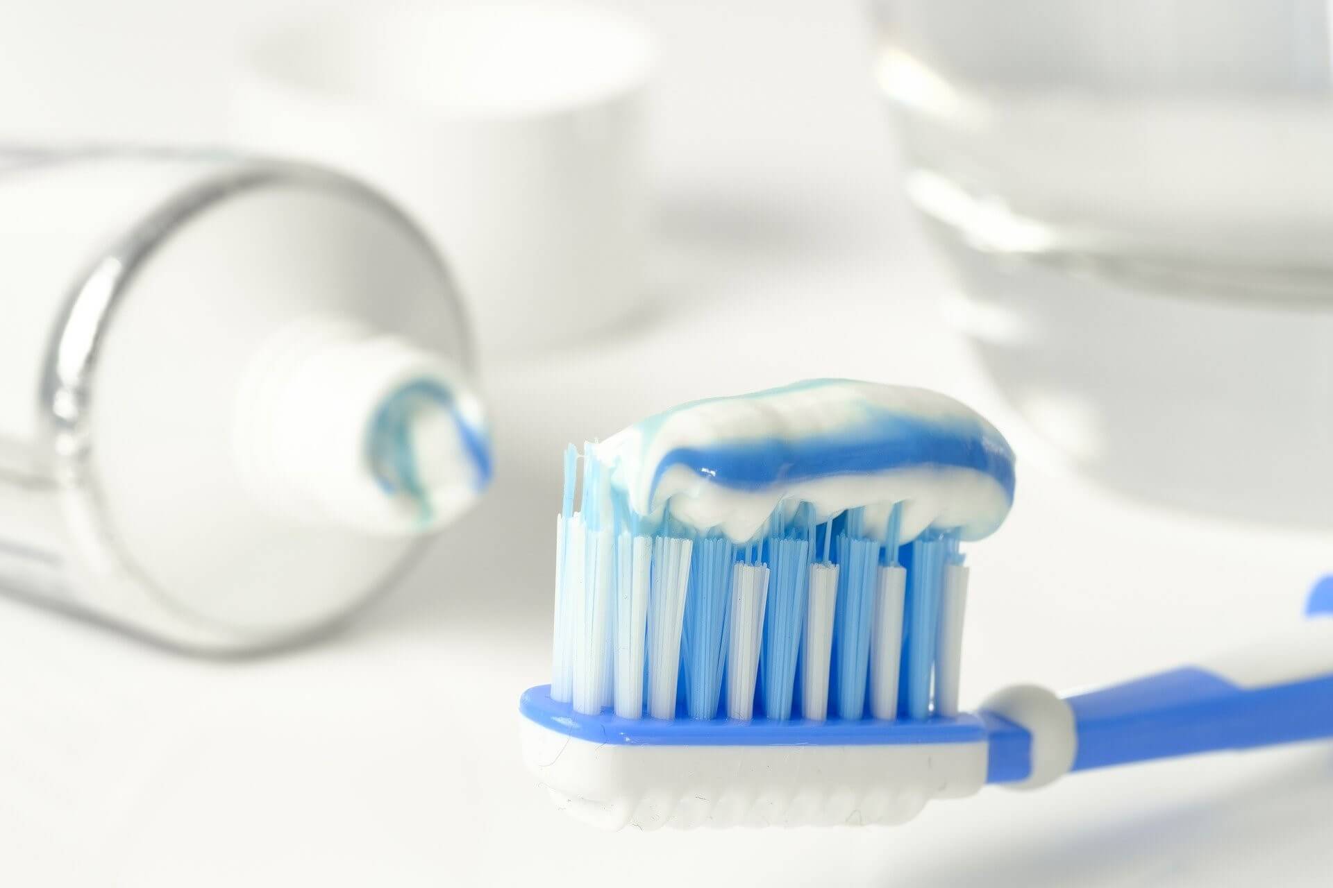 Un cepillo con pasta de dientes. Técnicas para un cepillado dental efectivo